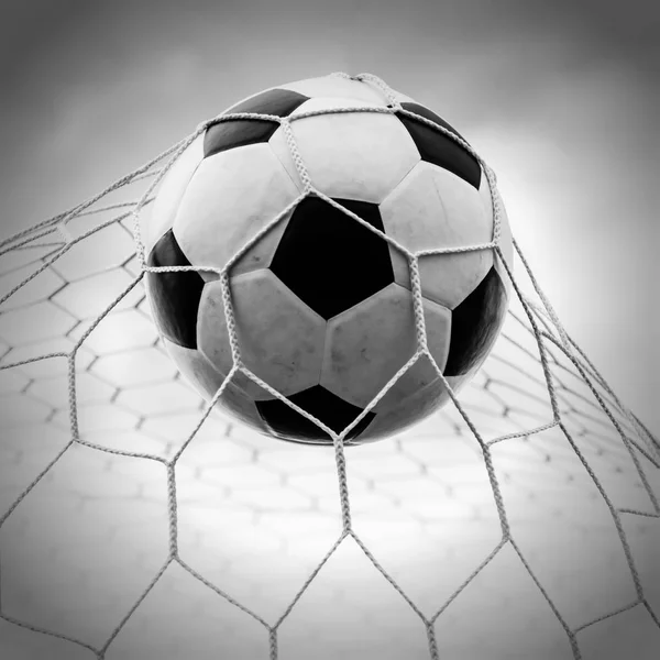 Voetbal voetbal in doel net met de hemel veld. — Stockfoto