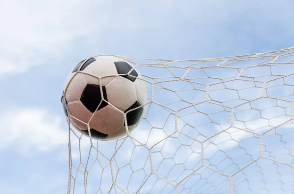 Fútbol fútbol en Goal net con el campo del cielo . — Foto de Stock