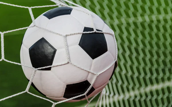 Ποδόσφαιρο Ποδόσφαιρο στην καθαρή με πράσινο γρασίδι πεδίο στόχος. — Φωτογραφία Αρχείου