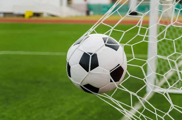 Futebol futebol em Goal net com campo de grama verde . — Fotografia de Stock