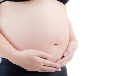 Güzel genç hamile bayan beyaz arka plan üzerinde izole.