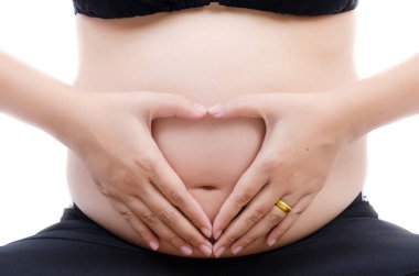 Güzel genç hamile bayan beyaz arka plan üzerinde izole.