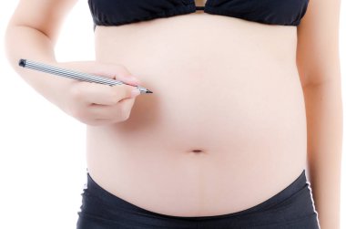 Güzel genç hamile bayan beyaz arka plan üzerinde izole.