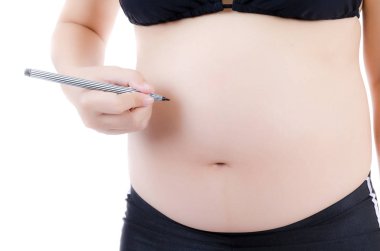 Güzel genç hamile bayan beyaz arka plan üzerinde izole.