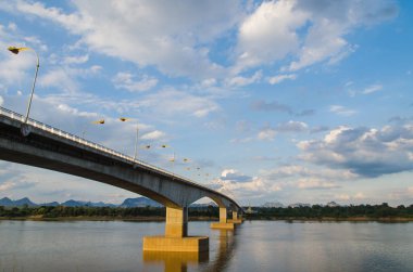 Tay dili-Lao köprü mavi gökyüzü ile.