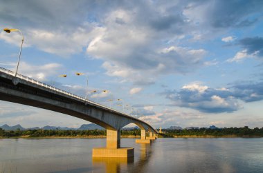 Tay dili-Lao köprü mavi gökyüzü ile.