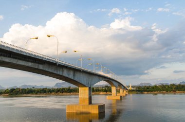 Tay dili-Lao köprü mavi gökyüzü ile.
