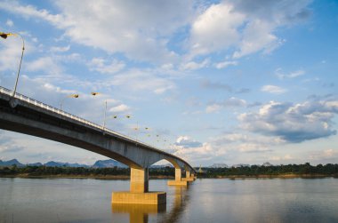 Tay dili-Lao köprü mavi gökyüzü ile.