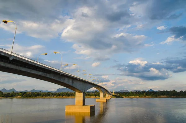 Tay dili-Lao köprü mavi gökyüzü ile.