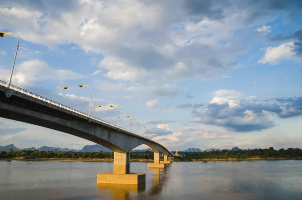 タイ ・ ラオス橋と青い空. — ストック写真