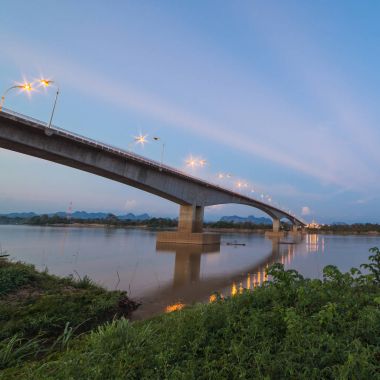 Tay dili-Lao Bridge koyu mavi gökyüzü ile.