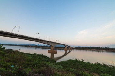 Tay dili-Lao Bridge koyu mavi gökyüzü ile.