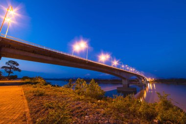 Tay dili-Lao Bridge koyu mavi gökyüzü ile.