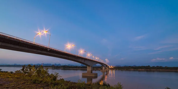 Tay dili-Lao Bridge koyu mavi gökyüzü ile. — Stok fotoğraf
