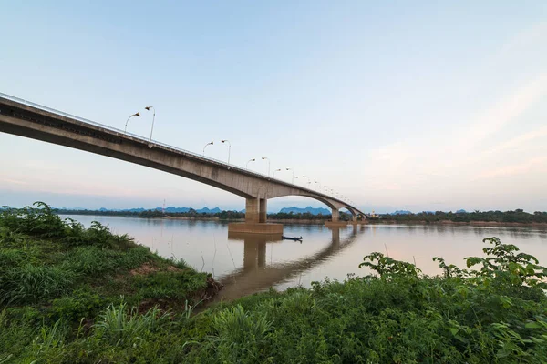 Tay dili-Lao Bridge koyu mavi gökyüzü ile.
