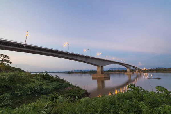 Tay dili-Lao Bridge koyu mavi gökyüzü ile.
