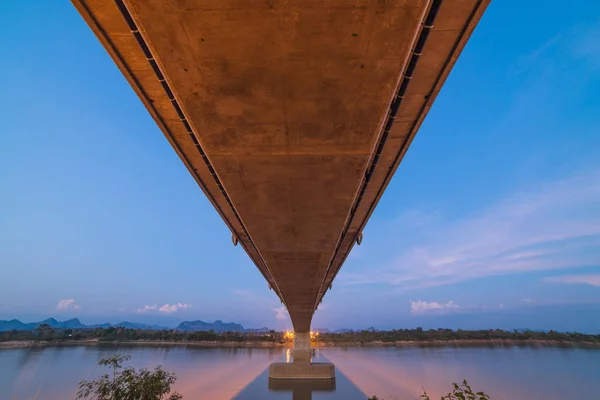 Puente Thai-Lao con el cielo azul oscuro . — Foto de Stock