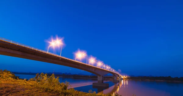 濃い青空とタイ ・ ラオス橋. — ストック写真