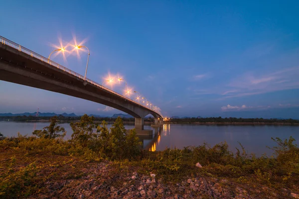 Thajsko-laoském mostu s tmavě modrá obloha. — Stock fotografie