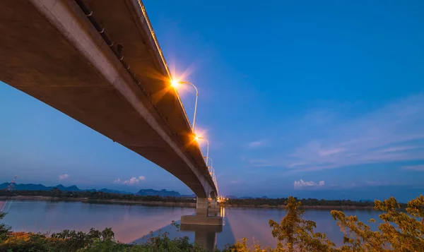 Ponte Thai-Lao con il cielo blu scuro . — Foto Stock