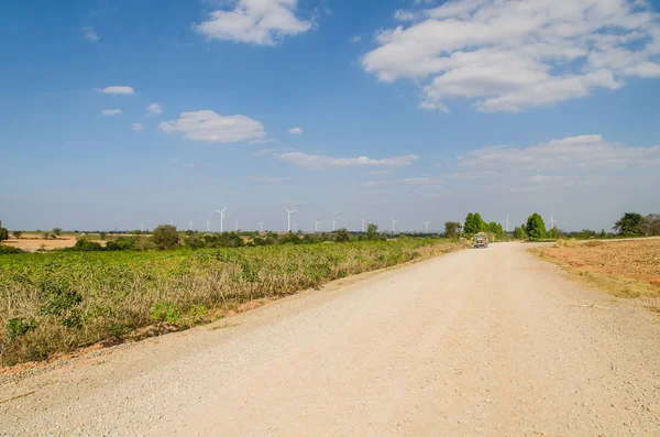 Mavi gökyüzü alanında rüzgar türbini.