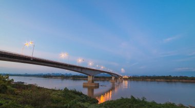 Tay dili-Lao Bridge koyu mavi gökyüzü ile.