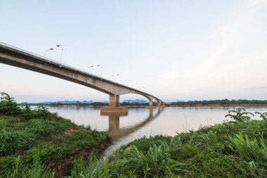 Tay dili-Lao Bridge koyu mavi gökyüzü ile.