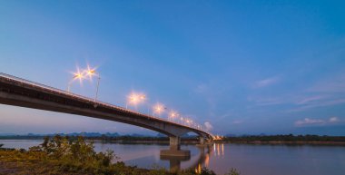 Tay dili-Lao Bridge koyu mavi gökyüzü ile.