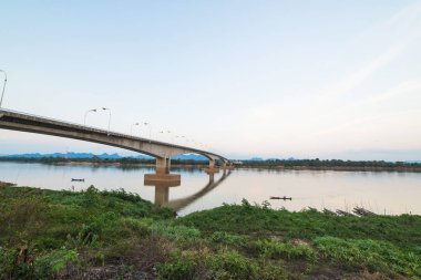 Tay dili-Lao Bridge koyu mavi gökyüzü ile.