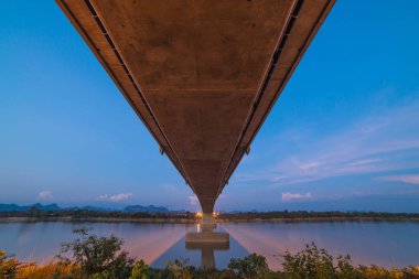 Tay dili-Lao Bridge koyu mavi gökyüzü ile.