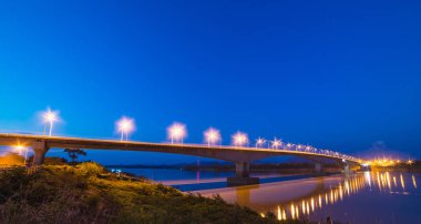 Tay dili-Lao Bridge koyu mavi gökyüzü ile.