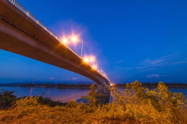 Tay dili-Lao Bridge koyu mavi gökyüzü ile.