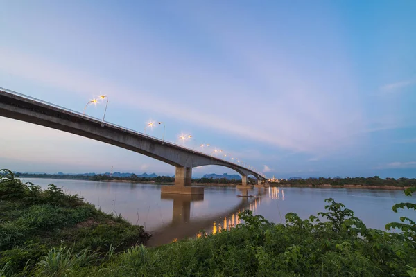 Pont Thai-Lao avec le ciel bleu foncé . — Photo