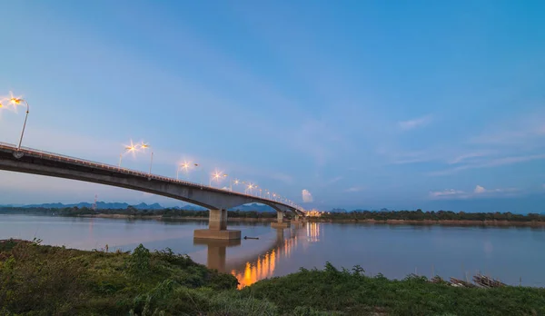 Pont Thai-Lao avec le ciel bleu foncé . — Photo