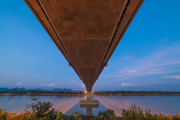 Pont Thai-Lao avec le ciel bleu foncé . — Photo