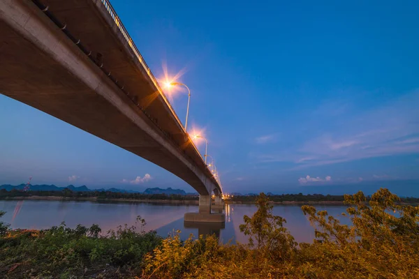 Tay dili-Lao Bridge koyu mavi gökyüzü ile.