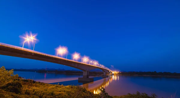 Ponte Thai-Lao con il cielo blu scuro . — Foto Stock