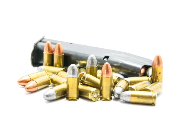 Pistola e balas isoladas no fundo branco . — Fotografia de Stock