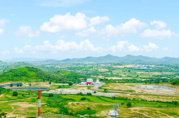 Zona di proprietà in costruzione con campo Blue Sky . — Foto Stock