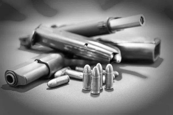Pistola e balas douradas . — Fotografia de Stock