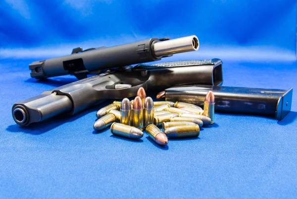 Pistola e balas douradas . — Fotografia de Stock