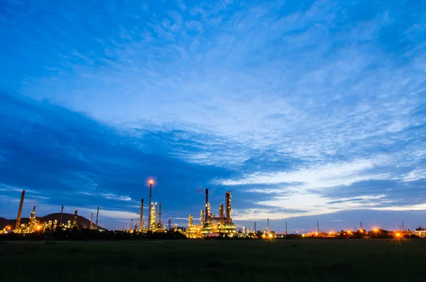 Industriområde med mörkblå himmel. — Stockfoto