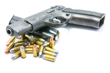 Silah ve mermi beyaz arka plan üzerinde izole.