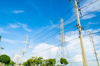 Yüksek gerilim elektrik direğinden Estates bölgesinde mavi gökyüzü alanı ile.