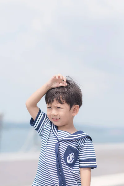 Porträtt Ung Sjöman Pojke Med Havet — Stockfoto