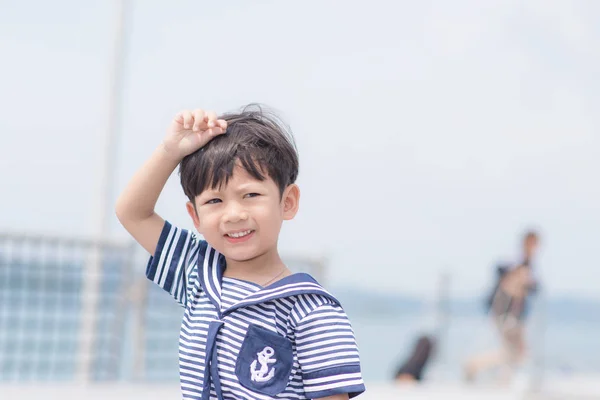 Porträt Eines Jungen Matrosenjungen Mit Dem Meer — Stockfoto