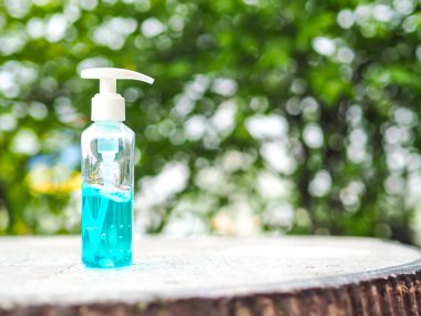 Naylon şişede alkol jeli. Arka planı bulanık. Alkol jeli günlük hayatta çok önemlidir..