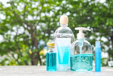 Alkol jeli ve plastik şişede alkol spreyi. Masanın üstünde, arka planı bulanık. Alkol jeli ve alkol spreyi günlük hayatta çok önemlidir..