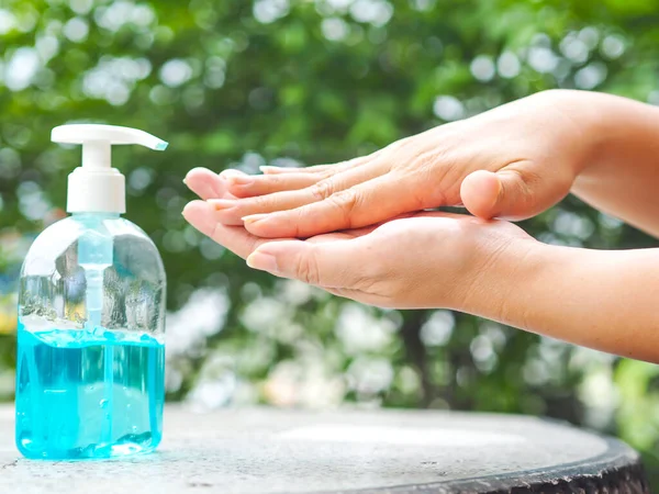 Handen Van Vrouw Persen Een Fles Alcohol Gel Haar Handen — Stockfoto