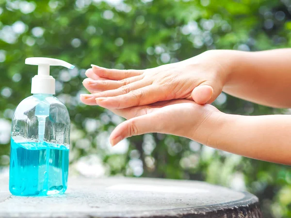 Les Mains Femme Pressent Une Bouteille Gel Alcool Pour Laver — Photo